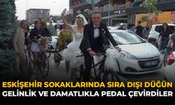 Eskişehir Sokaklarında Sıra Dışı Düğün: Gelinlik ve Damatlıkla Pedal Çevirdiler