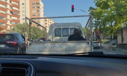 Eskişehir'de Kamyonet Kasasında Tehlikeli Yolculuk