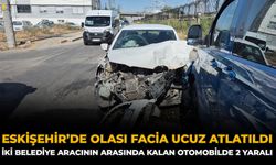 Eskişehir’de Olası Facia Ucuz Atlatıldı: İki Belediye Aracının Arasında Kalan Otomobilde 2 Yaralı