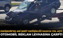 Eskişehir’de Ani Şerit Değişikliği Kazaya Yol Açtı: Otomobil Reklam Levhasına Çarptı
