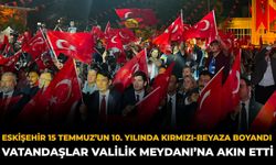Eskişehir 15 Temmuz’un 10. Yılında Kırmızı-Beyaza Boyandı: Vatandaşlar Valilik Meydanı’na Akın Etti