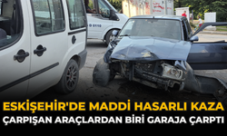 Eskişehir'de Maddi Hasarlı Kaza: Çarpışan Araçlardan Biri Garaja Çarptı