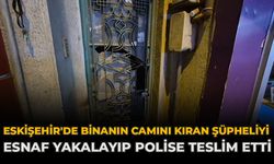 Eskişehir'de Binanın Camını Kıran Şüpheliyi Esnaf Yakalayıp Polise Teslim Etti