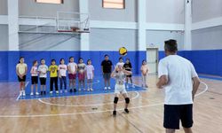 Eskişehir'de Çocuklar Yaz Tatilini Voleybolla Değerlendiriyor