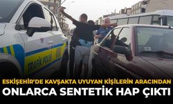Eskişehir'de Kavşakta Uyuyan Kişilerin Aracından Onlarca Sentetik Hap Çıktı