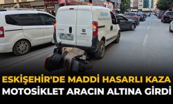 Eskişehir'de Maddi Hasarlı Kaza: Motosiklet Aracın Altına Girdi