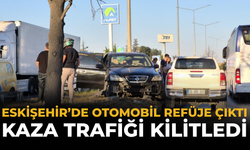 Eskişehir’de Otomobil Refüje Çıktı: Kaza Trafiği Kilitledi