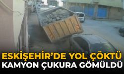 Eskişehir'de Yol Çöktü: Kamyon Çukura Gömüldü