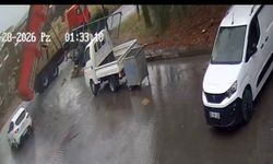 Damperi Açık Kamyon Sanayi Sitesinin Giriş Kapısına Çarptı
