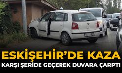 Eskişehir'de Kaza: Karşı Şeride Geçerek Duvara Çarptı