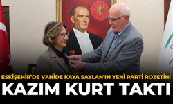Eskişehir’de Vahide Kaya Saylan’ın YENİ Parti Rozetini Kazım Kurt Taktı