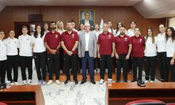 Eskişehir’i Süper Lig’de Temsil Eden Şehrin Kızları’ndan Başkan Kurt’a Ziyaret
