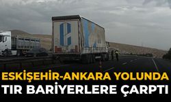 Eskişehir-Ankara Yolunda Tır Bariyerlere Çarptı
