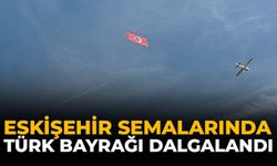 Eskişehir Semalarında Türk Bayrağı Dalgalandı