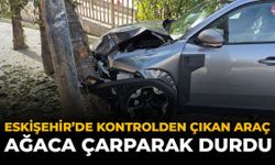 Eskişehir'de Kontrolden Çıkan Araç Ağaca Çarparak Durdu