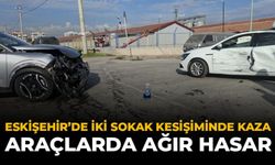 Eskişehir'de İki Sokak Kesişiminde Kaza: Araçlarda Ağır Hasar