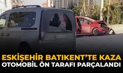 Eskişehir Batıkent’te Kaza: Otomobilin Ön Tarafı Parçalandı