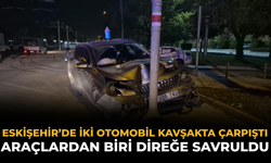 Eskişehir’de İki Otomobil Kavşakta Çarpıştı: Araçlardan Biri Direğe Savruldu