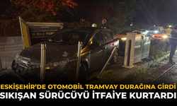 Eskişehir’de Otomobil Tramvay Durağına Girdi: Sıkışan Sürücüyü İtfaiye Kurtardı