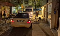 Eskişehir’de Otomobil Bankta Oturan İki Çocuğa Çarptı