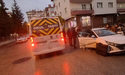 Eskişehir’de Servis Minibüsü İle Otomobil Çarpıştı