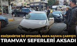 Eskişehir’de İki Otomobil Kafa Kafaya Çarpıştı: Tramvay Seferleri Aksadı