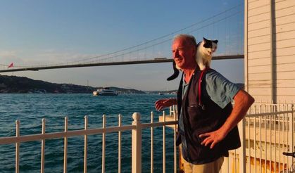 Omzundaki Kedisi ile İstanbul’u Karış Karış Gezdi