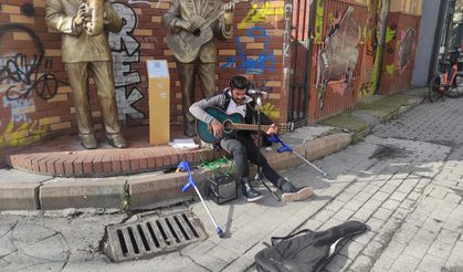 Yürüme Engelli Sanatçı Şarkı Söylemek İçin Yaz-Kış Sokakta