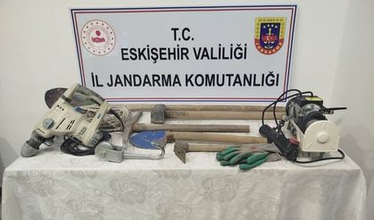 Eskişehir Jandarmasından Suç Üstü: Babasının Bahçesinde Kaçak Kazı Yaptı!