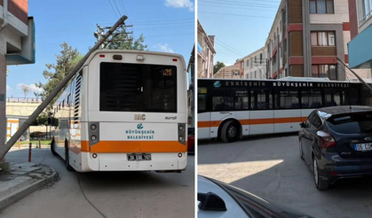 Eskişehir’de Otobüs Direğe Takıldı: Mahallede Trafik Aksadı!