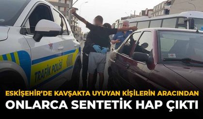 Eskişehir'de Kavşakta Uyuyan Kişilerin Aracından Onlarca Sentetik Hap Çıktı