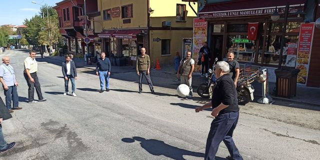 Top oynayarak protesto ettiler
