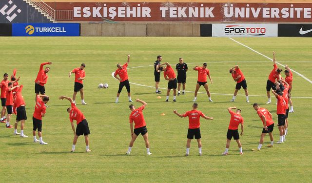 Milliler, Ermenistan Maçının Son Çalışmasını ESTÜ Stadyumu’nda yaptı