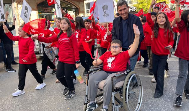 Cumhuriyet Kortejine Minik Öğrenci Tekerlekli Sandalyesi İle Katıldı