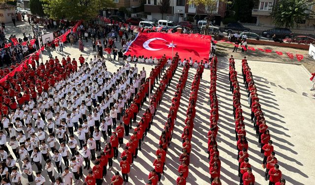 600 Öğrenciden ‘Cumhuriyet Yürüyüşü’ ve Senkronize Gösteri