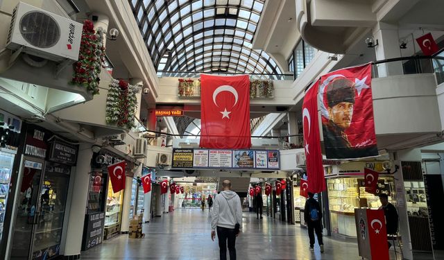 Taşbaşı Çarşısı Esnafı Her Yeri Al Kırmızı Bayrakla Donattı