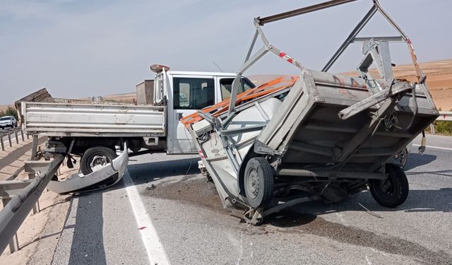 Yol Çizgilerini Çizen Römorka Arkadan Çarpan Araçtaki İki Kişi Yaralandı