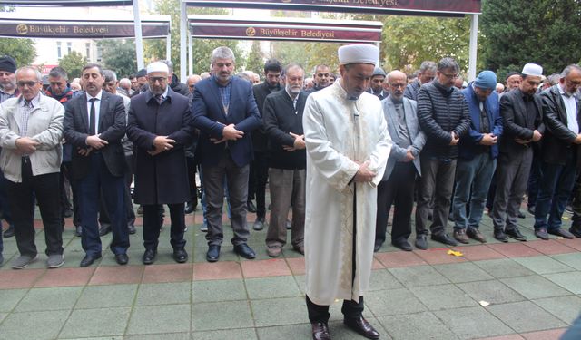 Gazze’de İsrail'in Hastane Saldırısında Hayatını Kaybedenler İçin Gıyabi Cenaze Namazı Kılındı