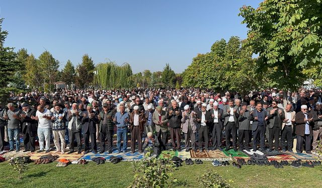 Filistin’de Hayatını Kaybedenler İçin Bin 500 Kişi Gıyabi Cenaze Namazı Kıldı