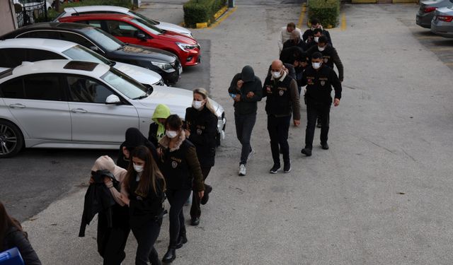 Birçok Kişiyi Dolandırarak Mağduriyet Oluşturan 8 Şüpheli Adliyeye Sevk Edildi