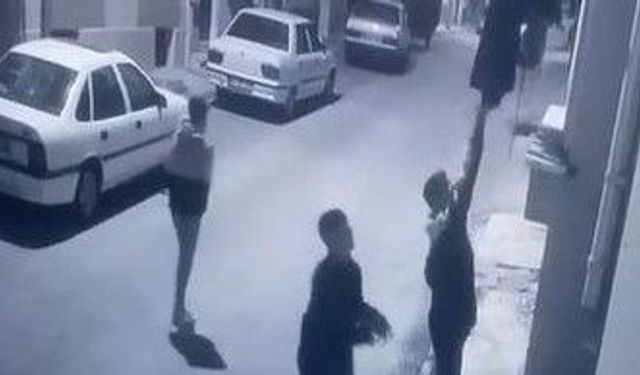 Balkonda Asılı Çamaşırları Çalarak Kaçtılar