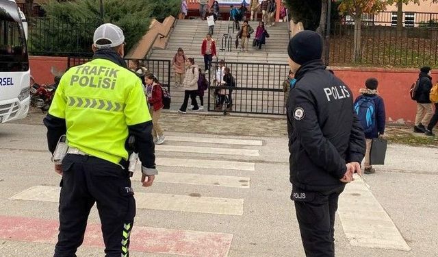 Polis Okul Çevresinde Sıkı Denetim Yaptı