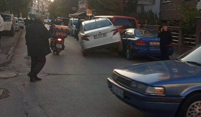 Kontrolden Çıkan Araç Park Halindeki Otomobilin Üzerine Çıktı