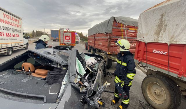 Pancar Yüklü Römorka Çarpan Otomobilin Sürücüsü Yaralandı