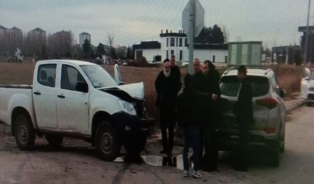 Kavşağa Kontrolsüz Giren Araçlar Çarpıştı : 5 Yaralı