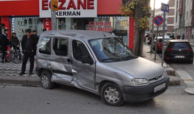 Atatürk Caddesi’nde Büyük Maddi Hasarlı Kaza