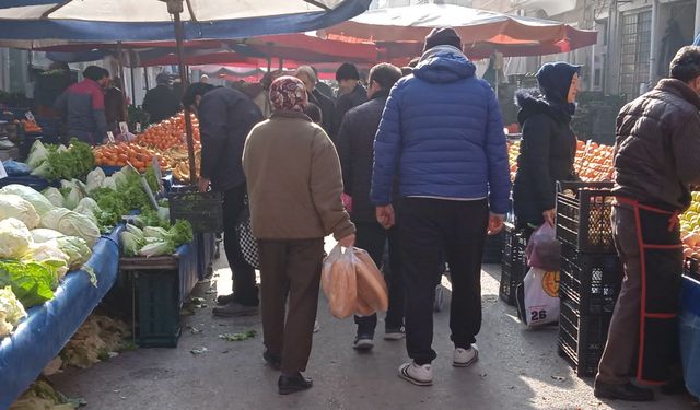 Semt Pazarında Yeni Yıl Yoğunluğu