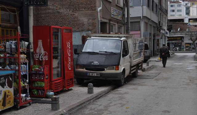 Yaya Kaldırımları Araçlar Tarafından İşgal Ediliyor