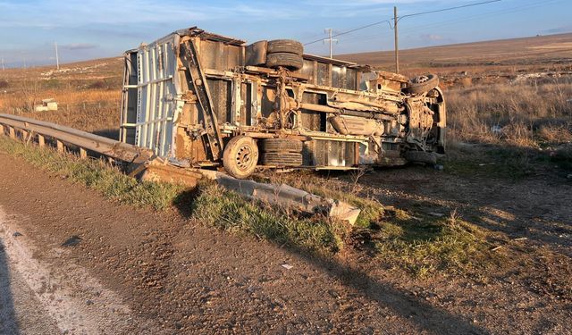 Kamyon Çarpmasıyla Kontrolden Çıkan Kamyonet Şarampole Yuvarlandı