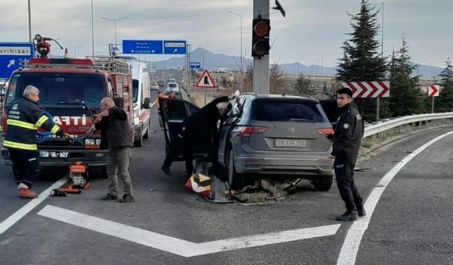 Bariyerlere Saplanan Otomobilin Sürücüsü Hayatını Kaybetti